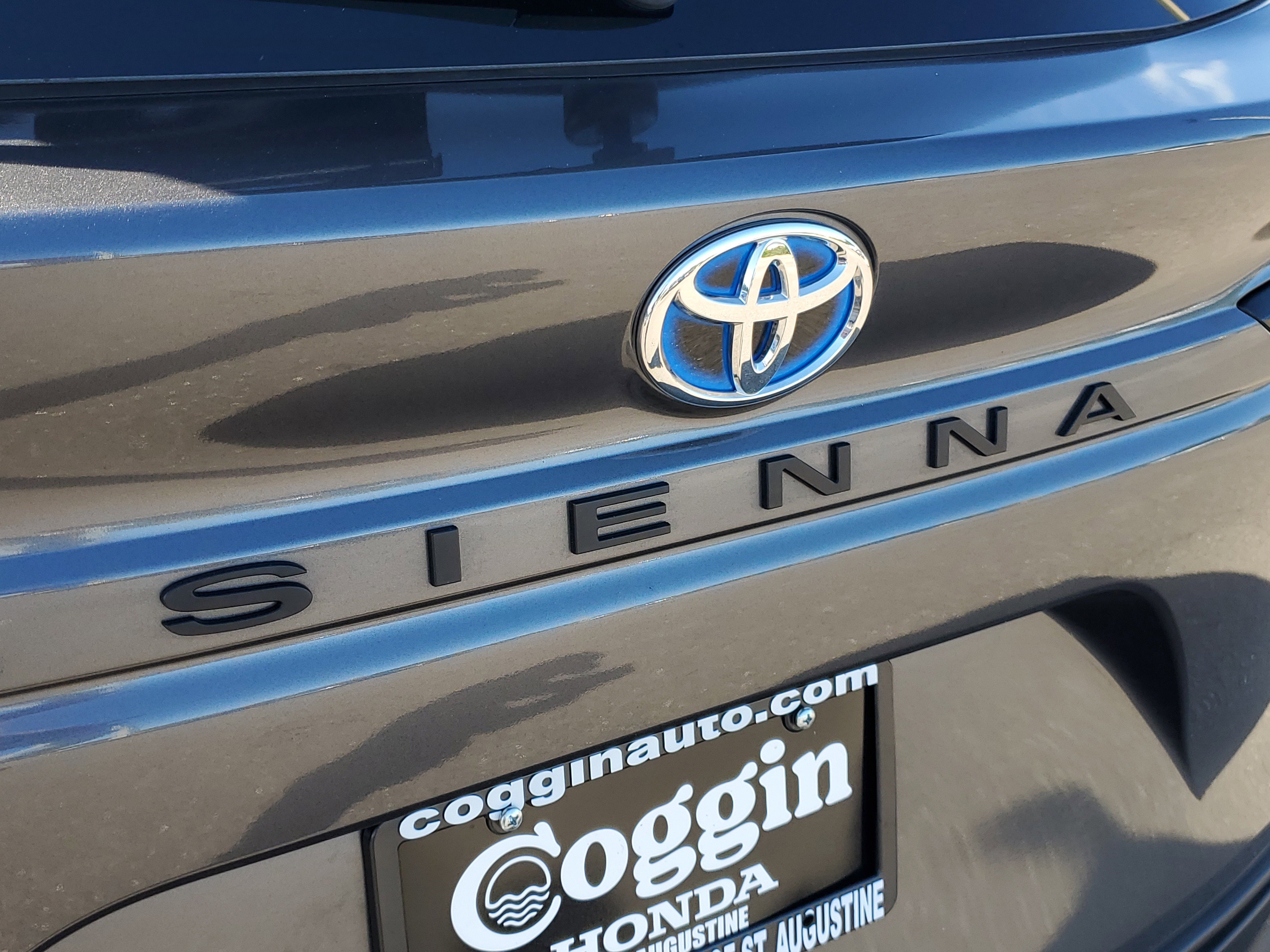 Used 2025 Toyota Sienna XLE image 19