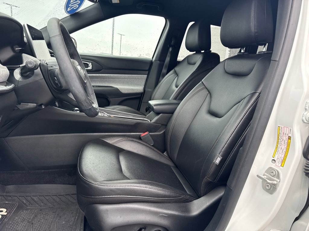 Used 2024 Jeep Compass Latitude image 16