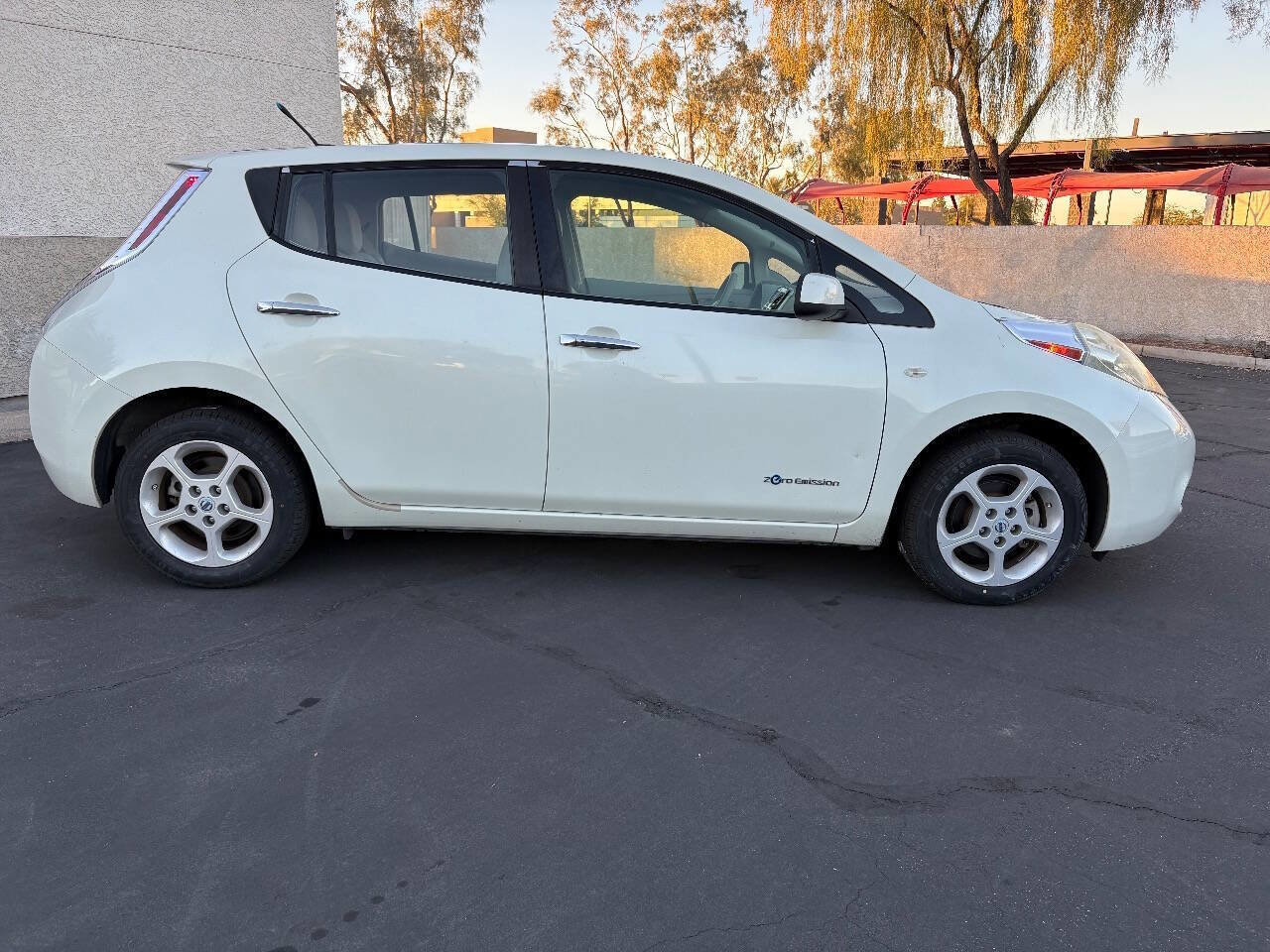 Used 2011 Nissan Leaf SL image 9