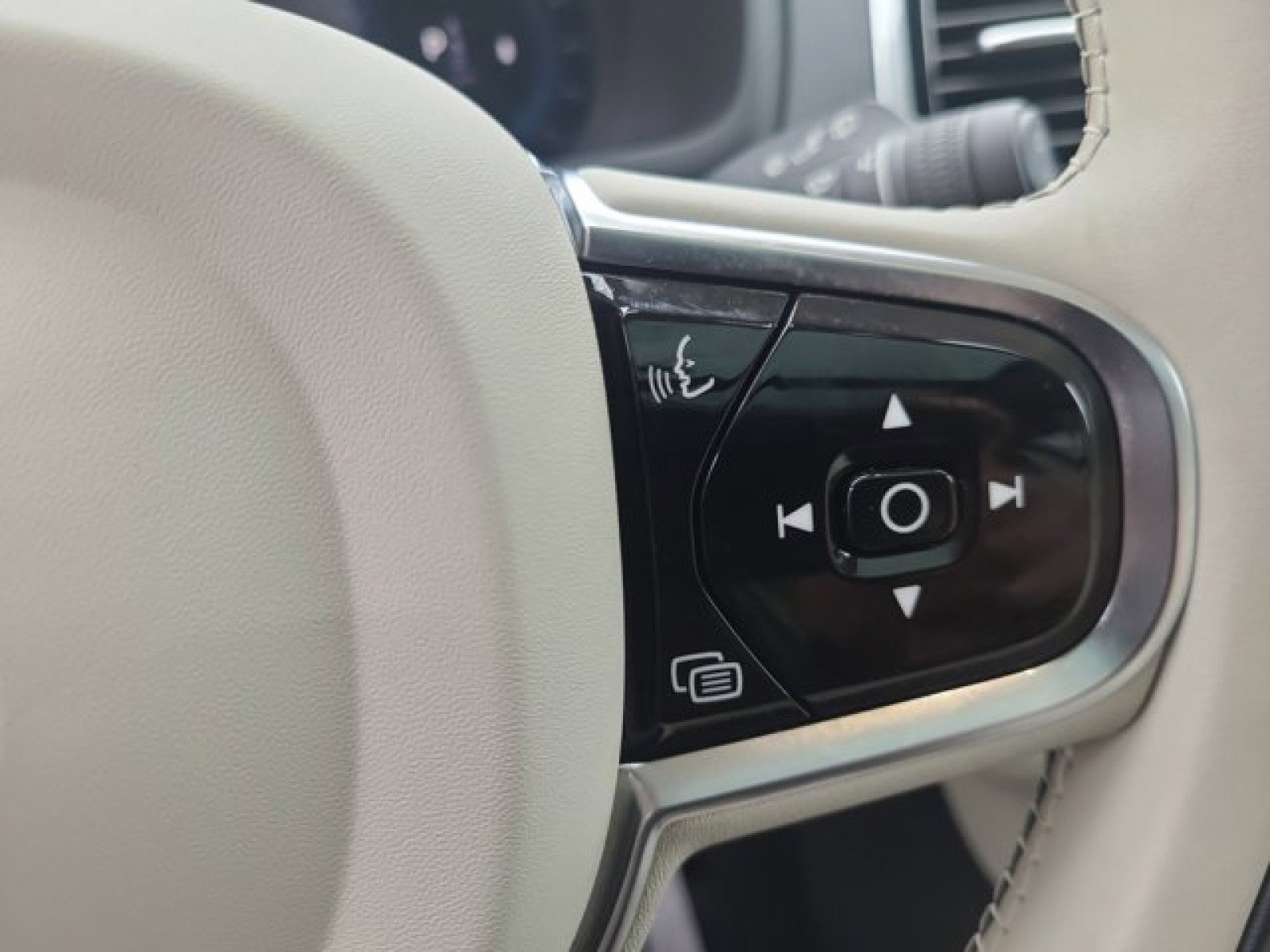 Used 2023 Volvo XC90 B6 Plus w/ Protection Package image 29