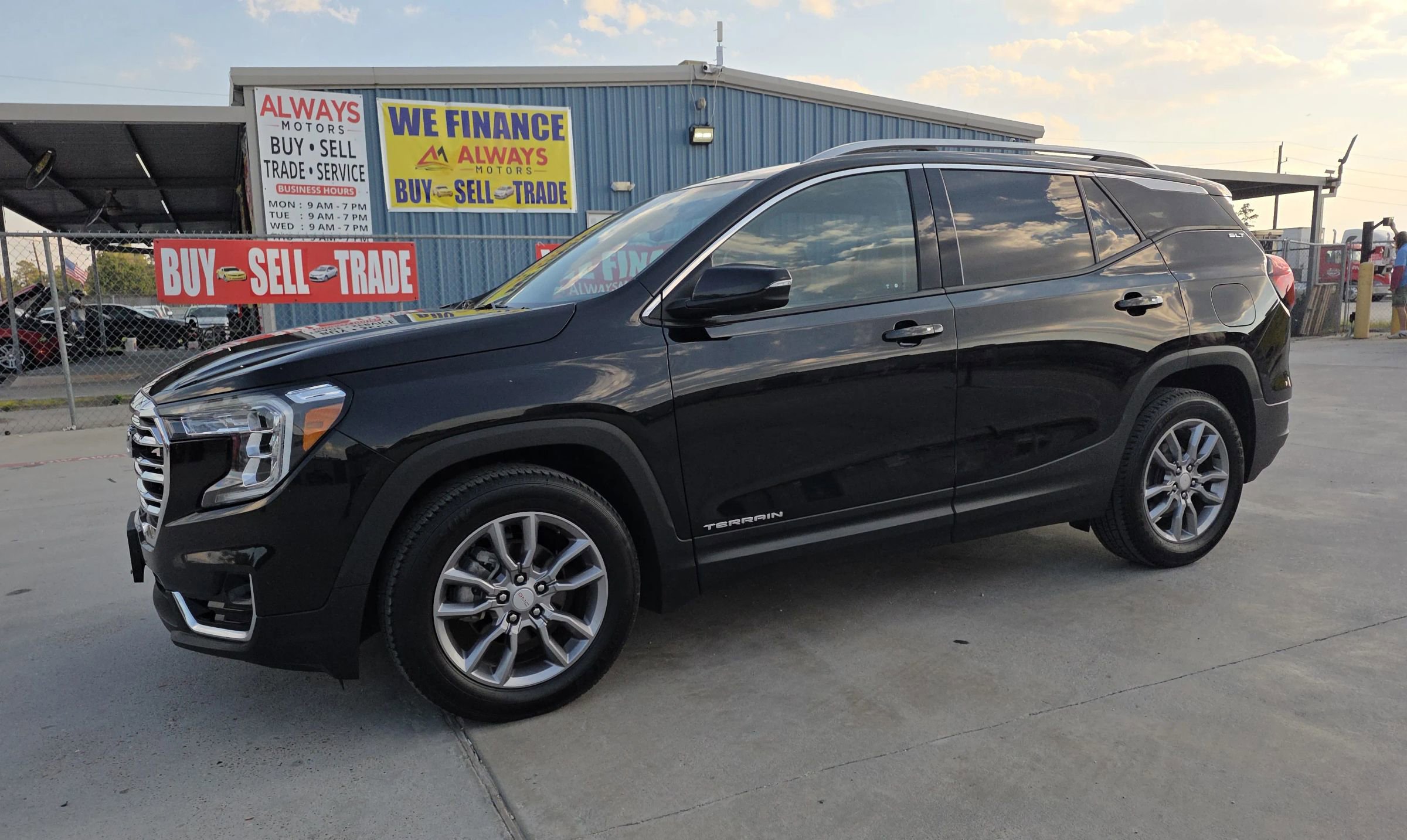 Used 2022 GMC Terrain SLT w/ Infotainment Package II image 1