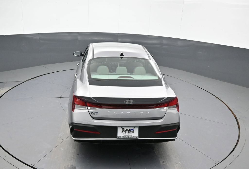 Certified 2025 Hyundai Elantra SE image 38
