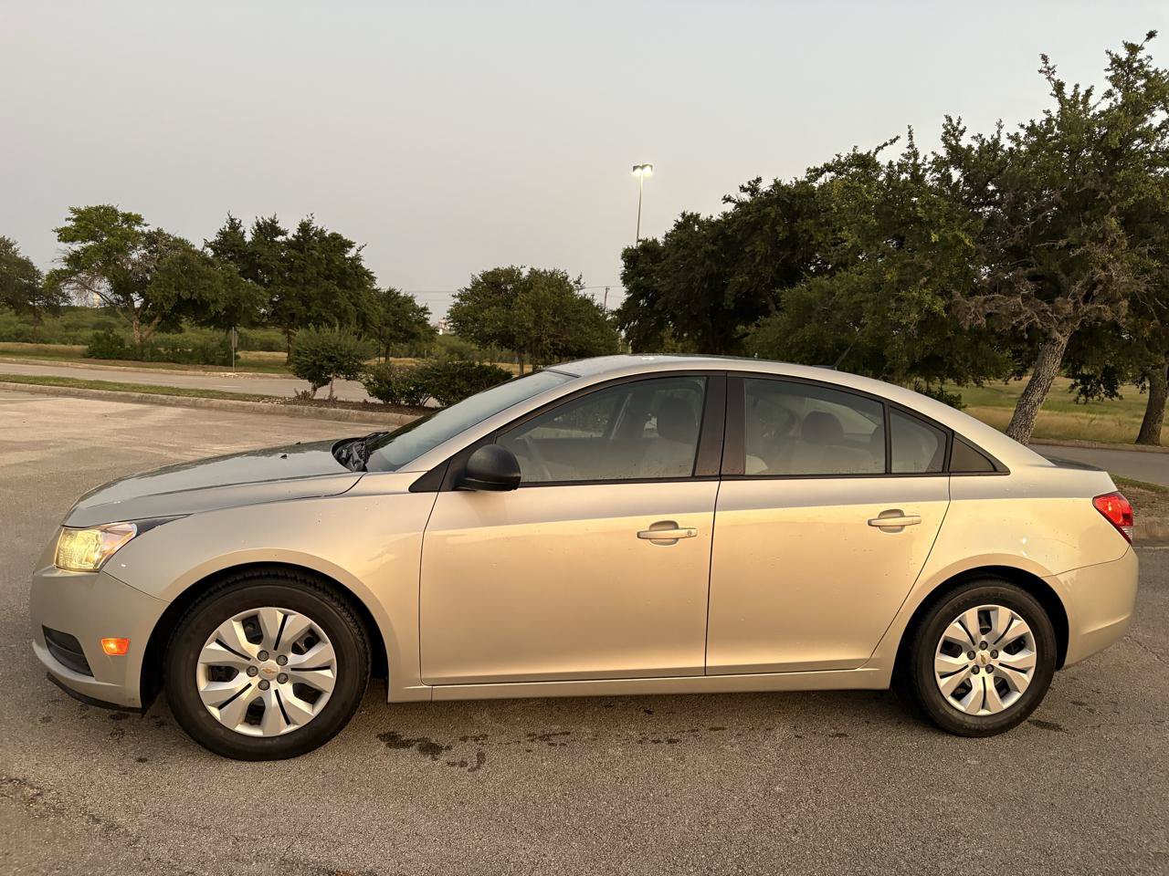 Used 2013 Chevrolet Cruze LS FWD image 3