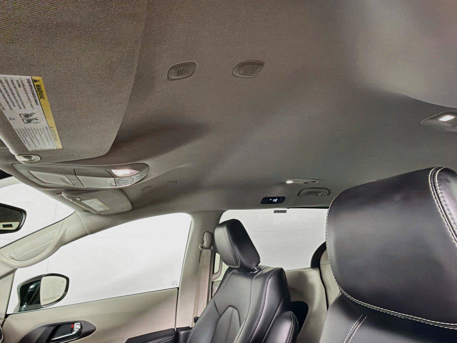 Used 2024 Chrysler Pacifica Touring-L FWD image 5