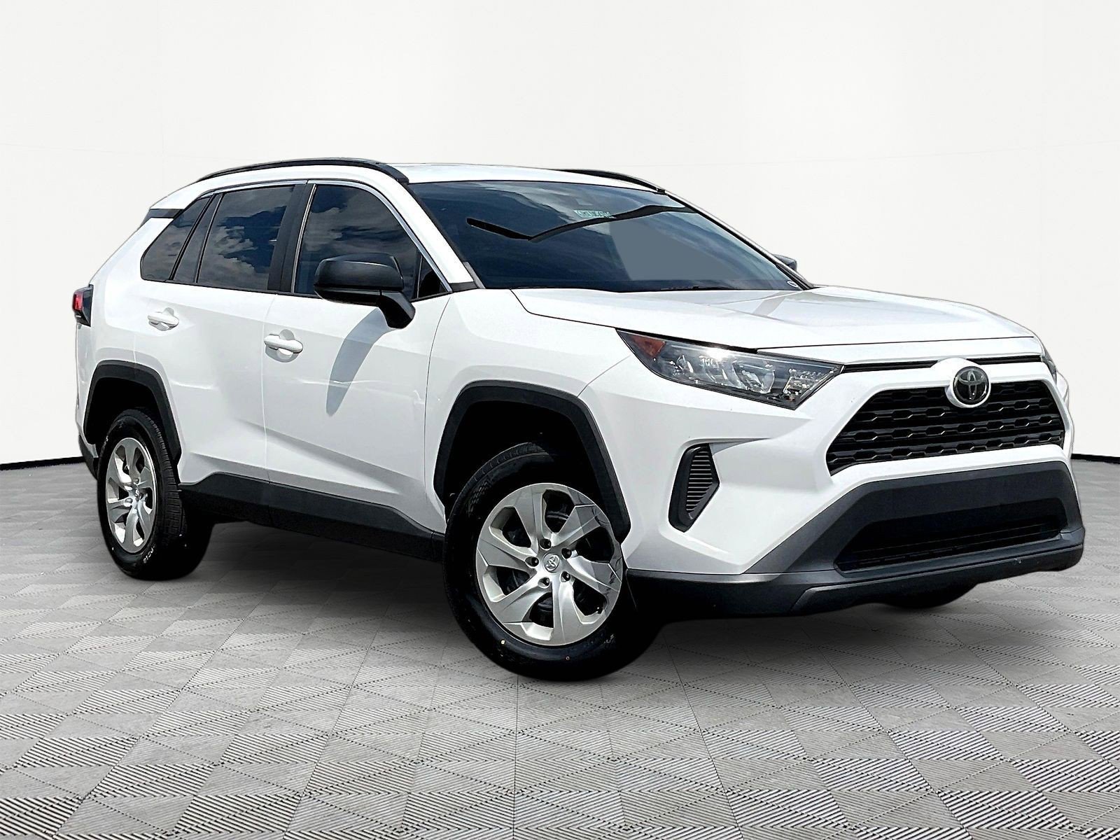 Used 2019 Toyota RAV4 LE AWD/4WD image 3