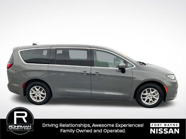 Used 2023 Chrysler Pacifica Touring-L FWD image 33