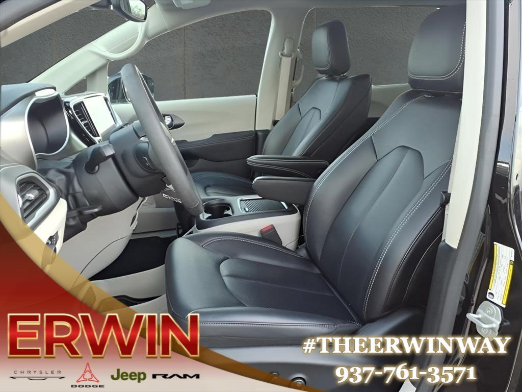 Used 2024 Chrysler Pacifica Touring-L FWD image 13