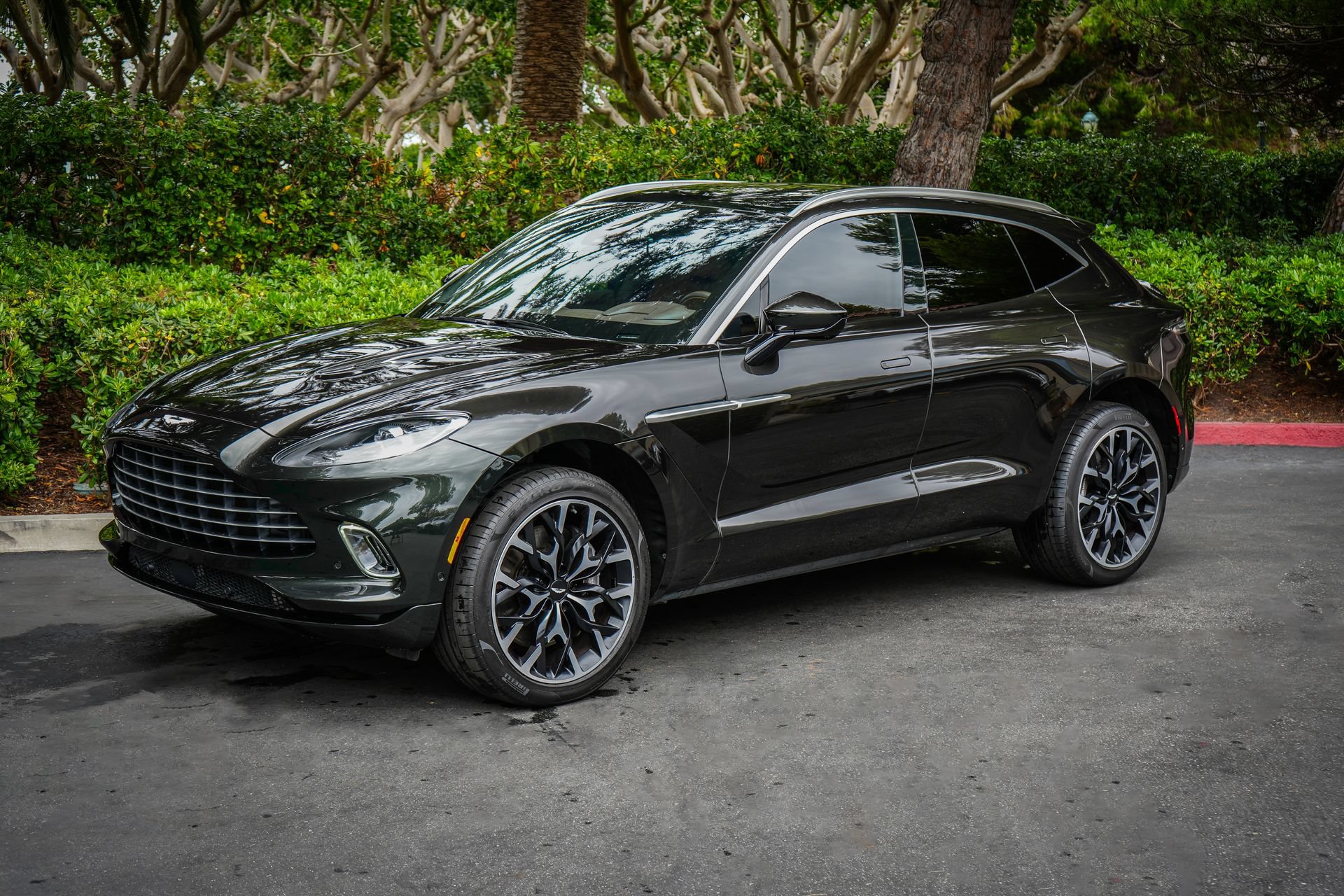 Used 2022 Aston Martin DBX AWD/4WD image 2