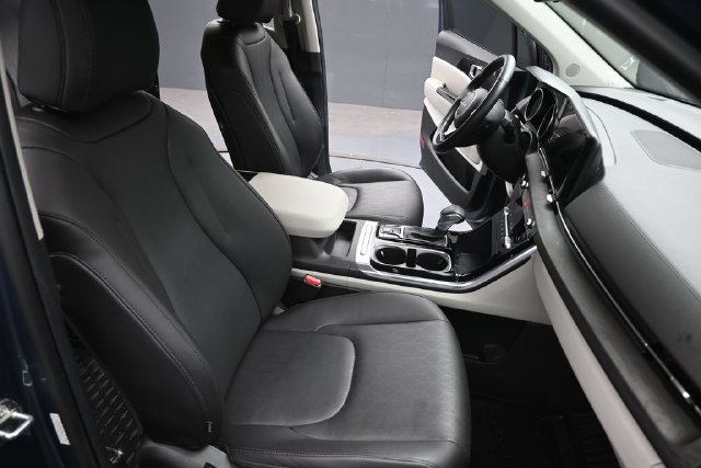Used 2024 Kia Carnival EX FWD image 25