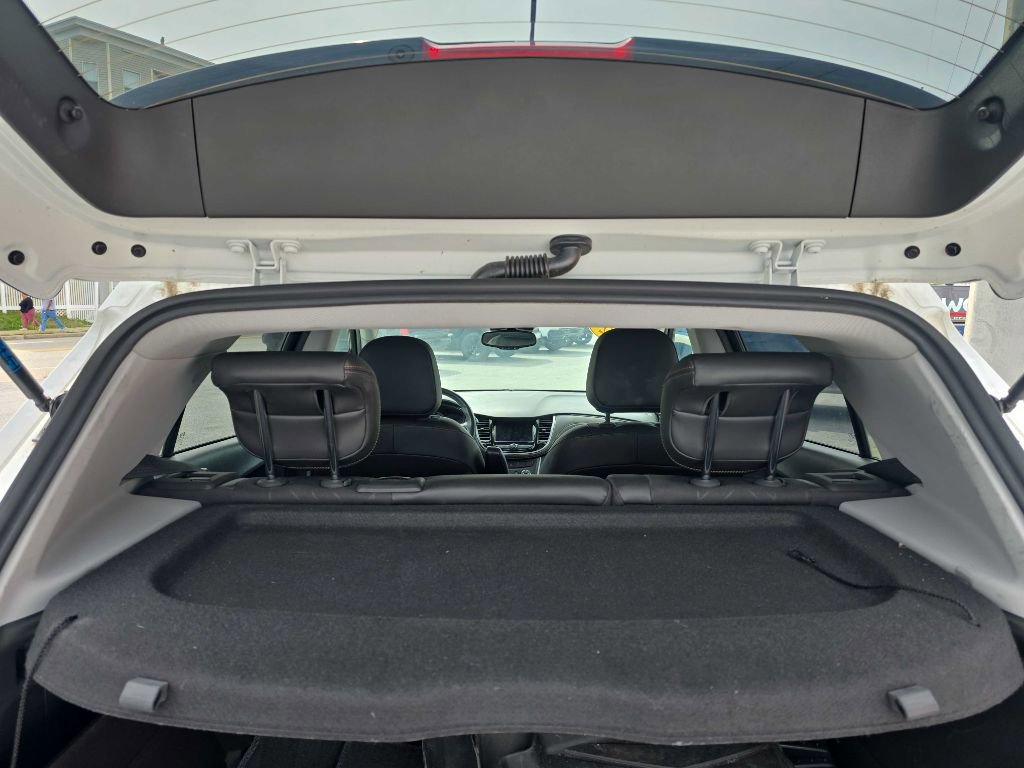 Used 2022 Chevrolet Trax LT w/ LT Convenience Package image 9