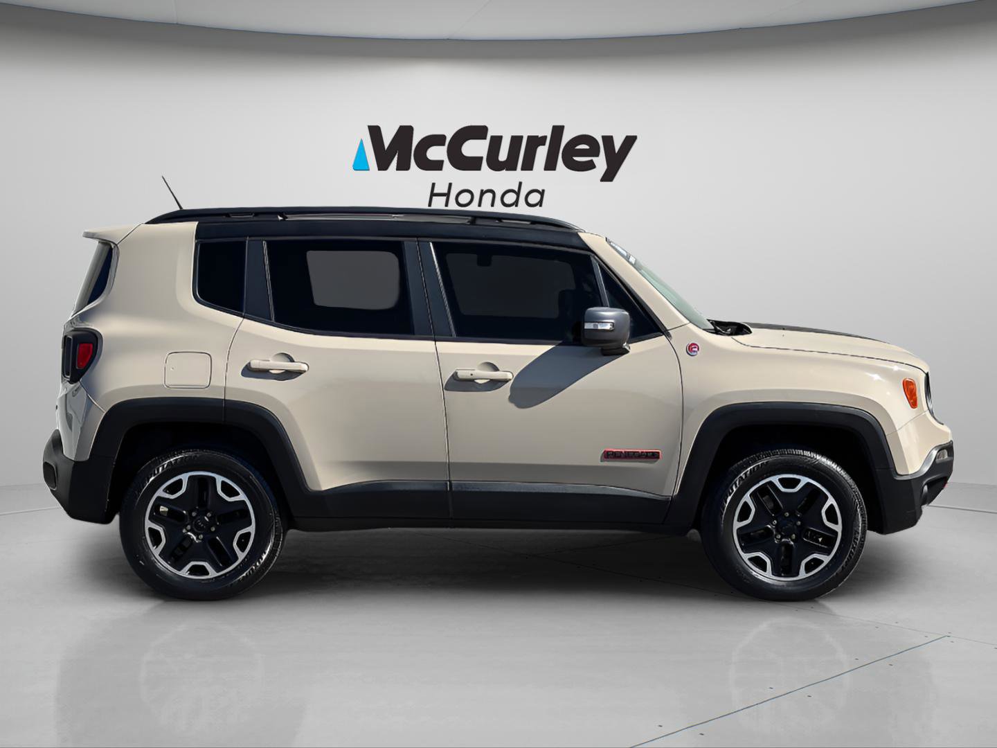 Used 2016 Jeep Renegade Trailhawk AWD/4WD image 2