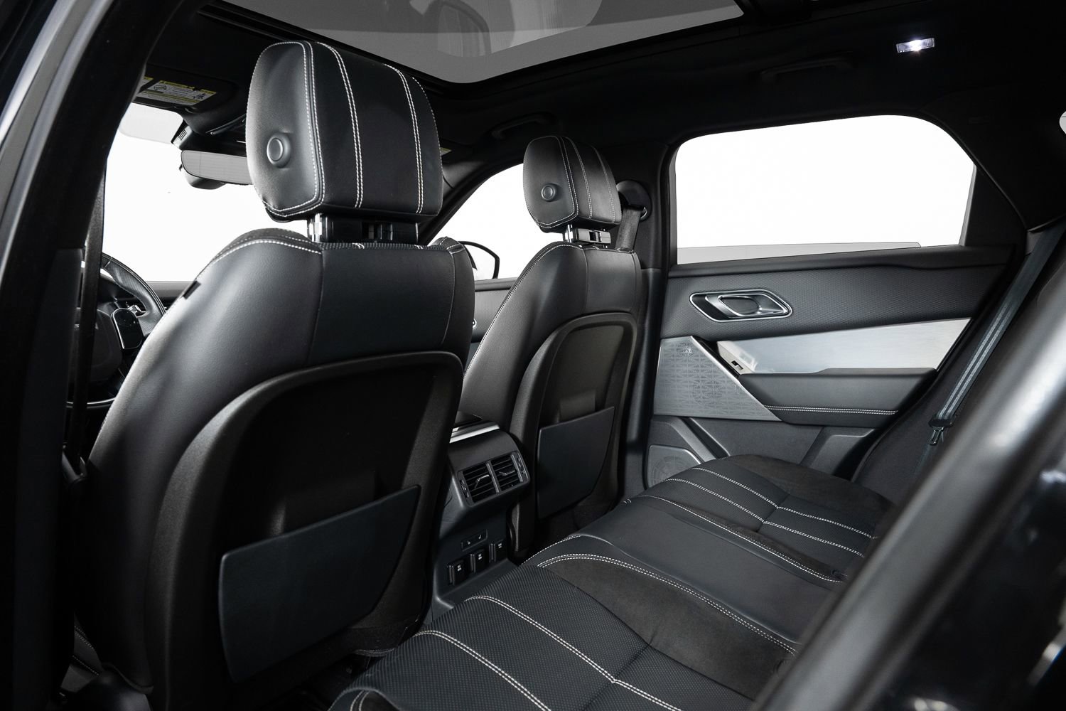 Used 2018 Land Rover Range Rover Velar R-Dynamic SE image 19