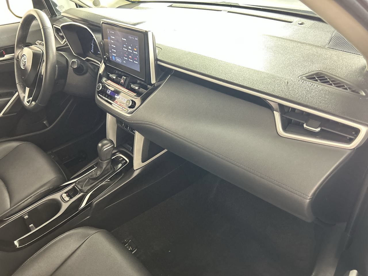 Used 2024 Toyota Corolla Cross XLE w/ Convenience Package FWD image 28