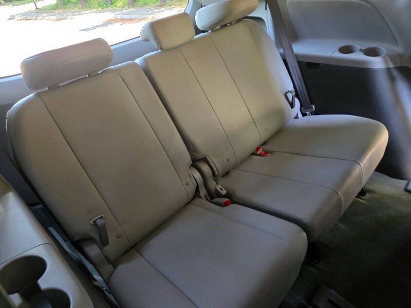 Used 2016 Toyota Sienna XLE FWD image 16