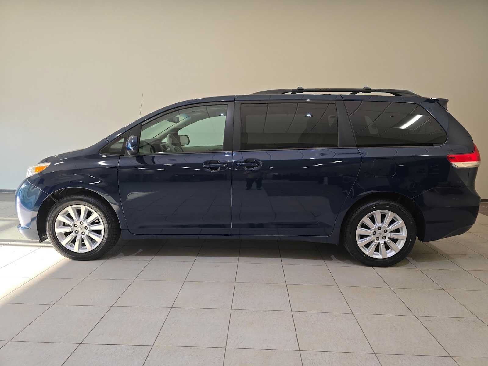 Used 2011 Toyota Sienna LE w/ Towing Pkg AWD/4WD image 3
