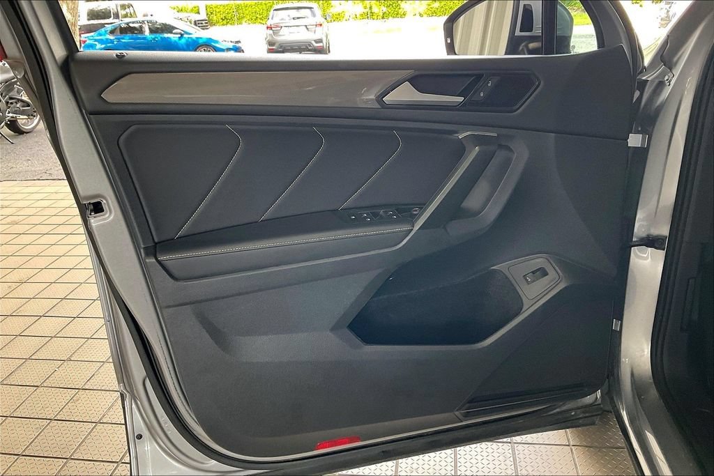 Used 2024 Volkswagen Tiguan SE FWD image 2