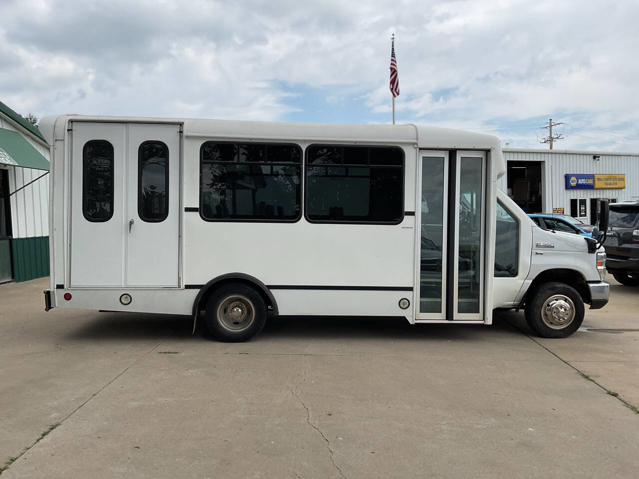 Used 2013 Ford E-350 and Econoline 350 Super Duty w/ Shuttle Bus Prep Pkg image 3