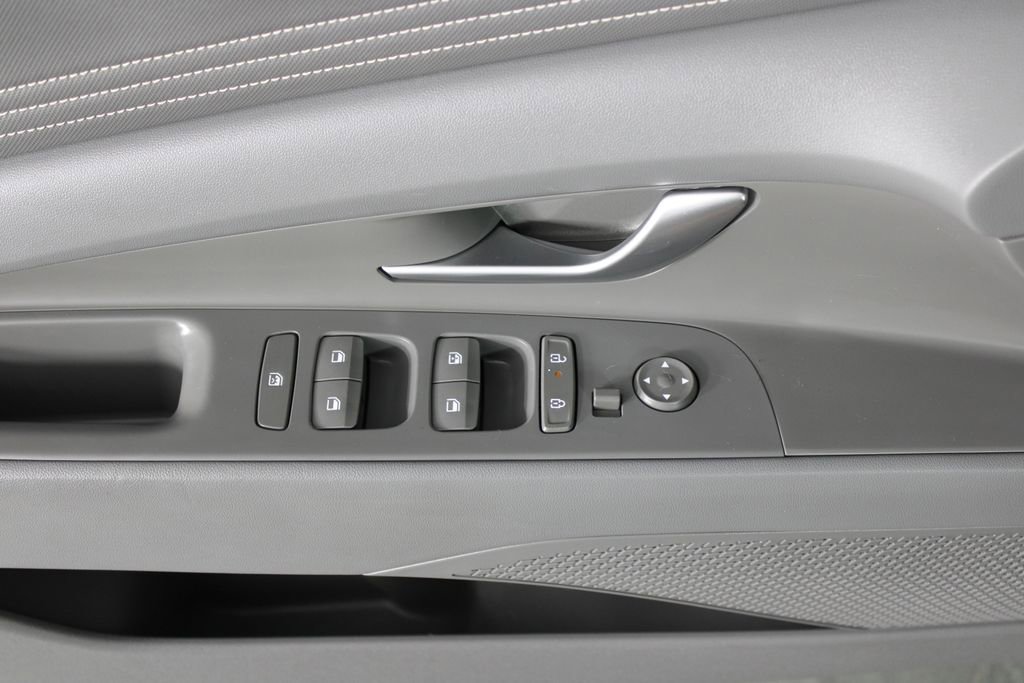 Used 2025 Hyundai Elantra SEL image 22