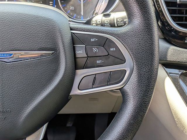 Used 2020 Chrysler Pacifica Touring FWD image 16