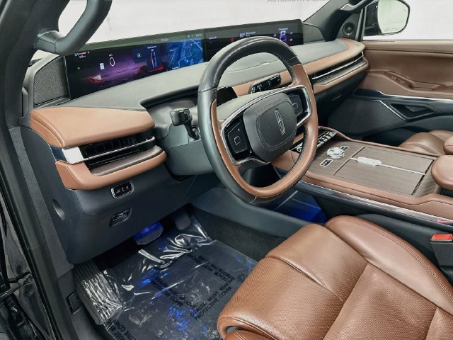 Used 2025 Lincoln Navigator Reserve AWD/4WD image 9