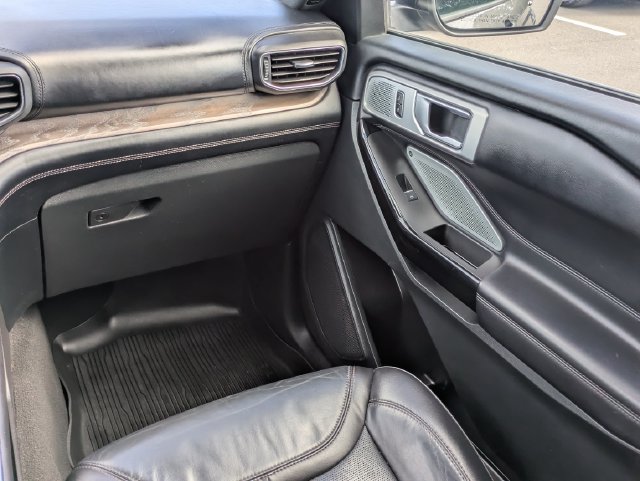 Used 2023 Ford Explorer Platinum w/ Technology Package AWD/4WD image 17