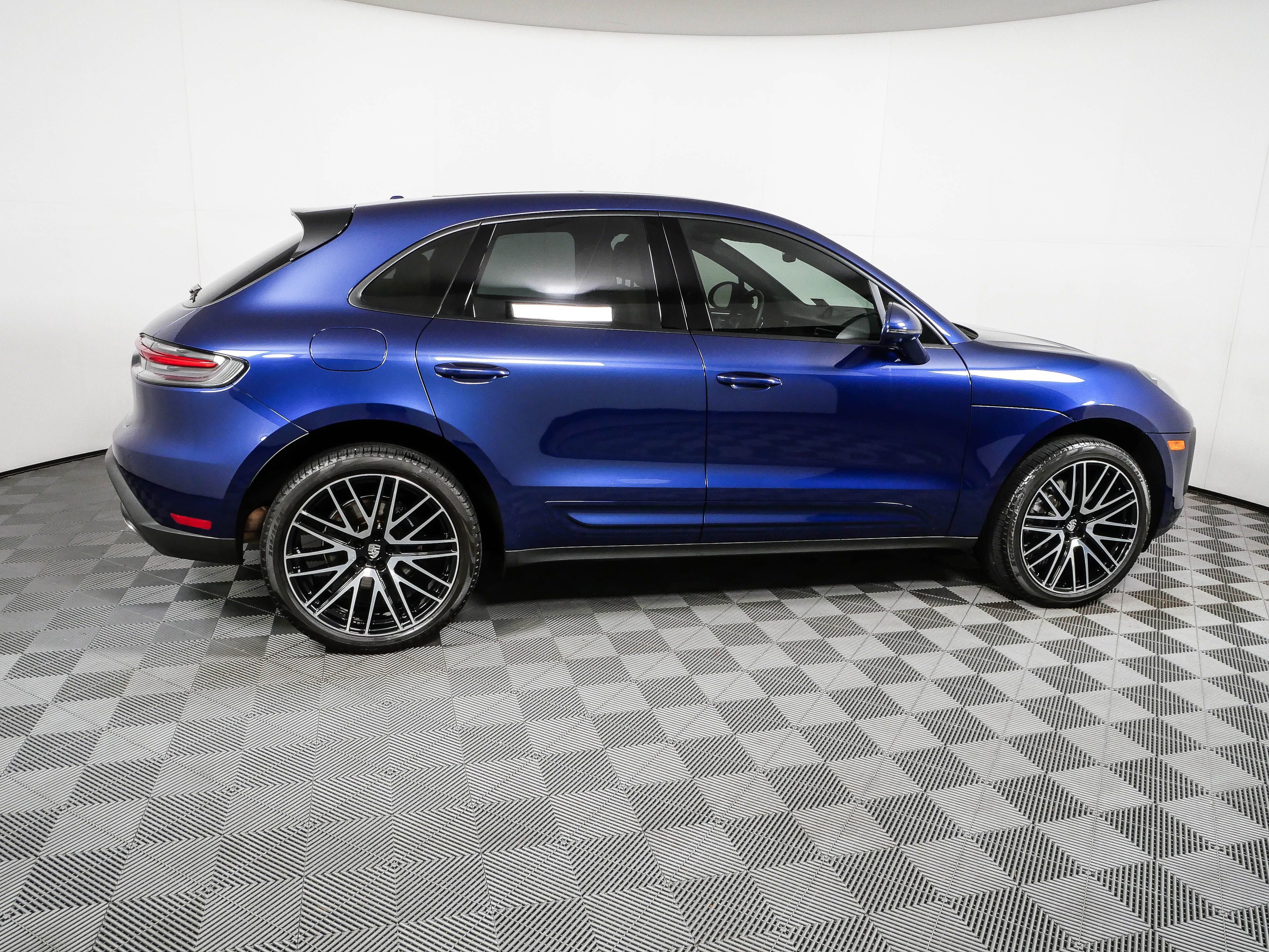 Certified 2024 Porsche Macan AWD/4WD image 28