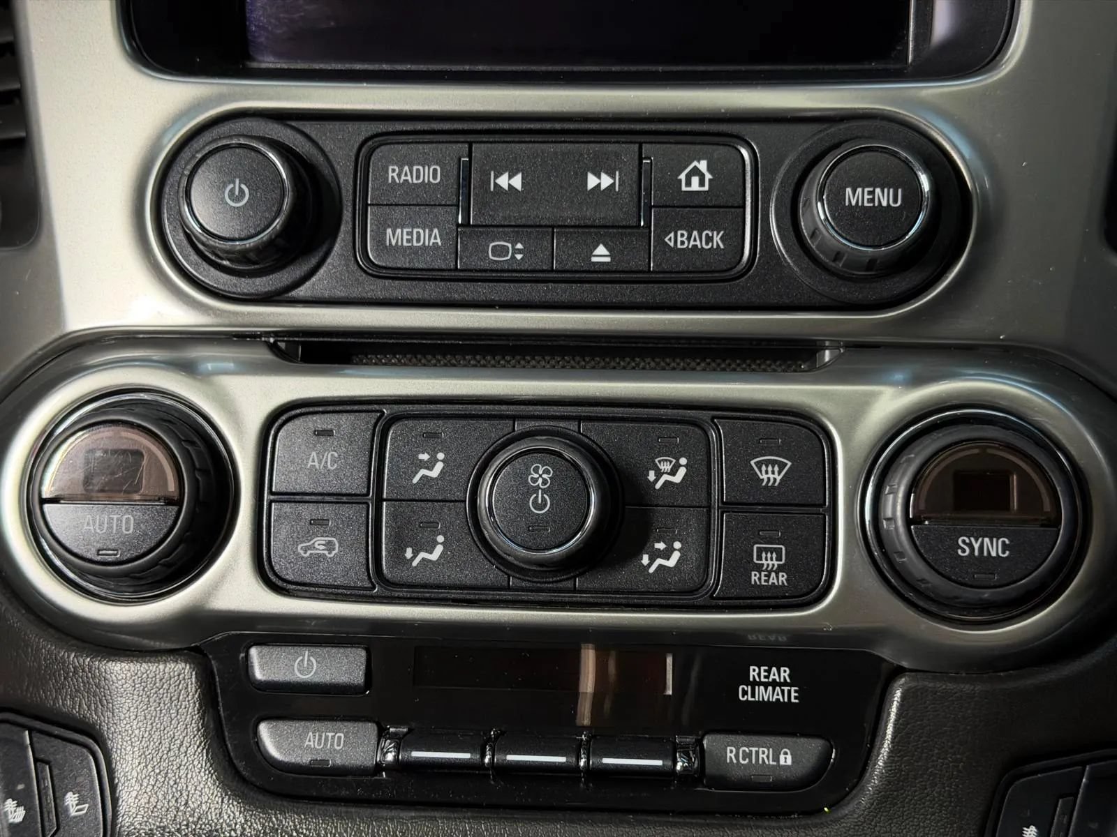 Used 2015 Chevrolet Suburban LT RWD image 43