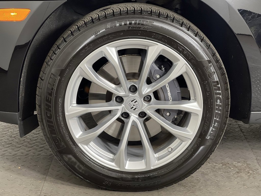 Used 2025 Porsche Macan image 11