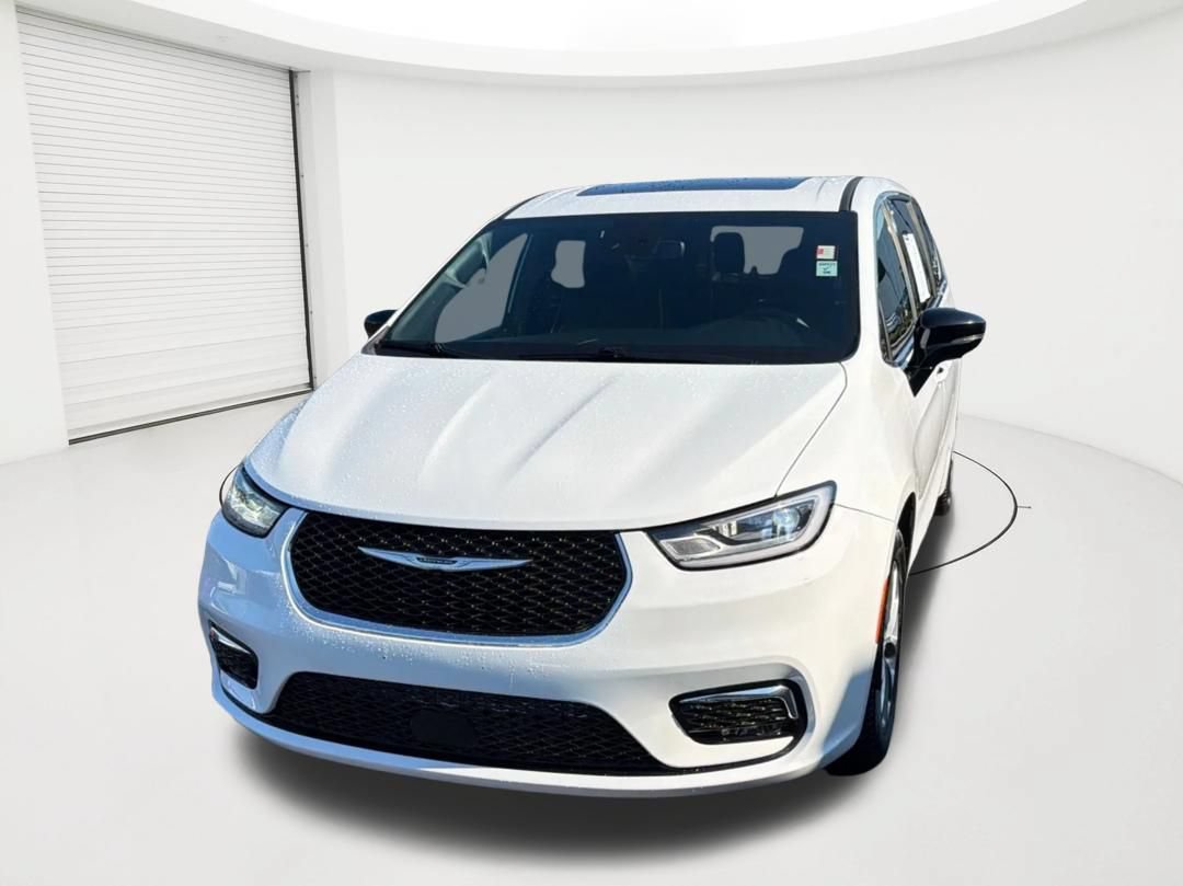 Used 2026 Chrysler Pacifica Limited FWD image 2