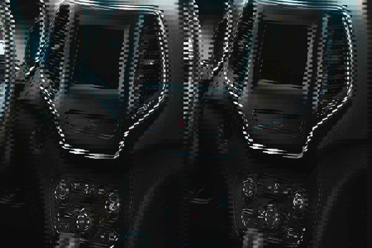 Used 2019 Jeep Cherokee Latitude w/ Popular Appearance Group image 9