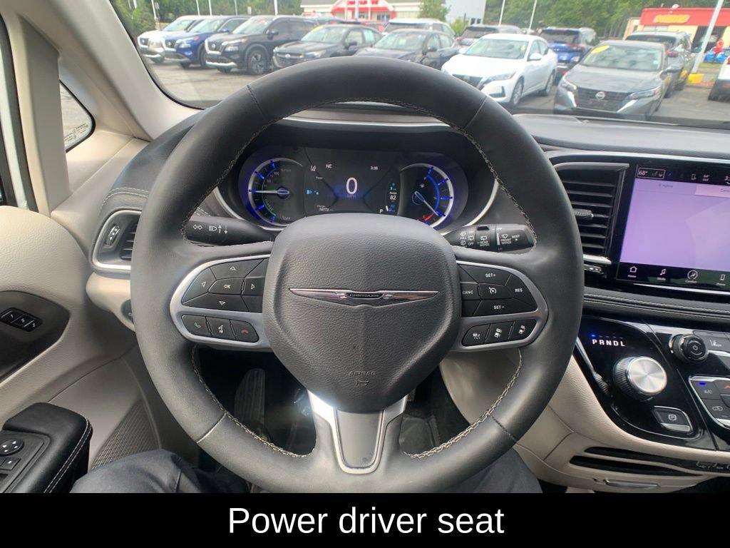 Used 2023 Chrysler Pacifica Touring-L FWD image 16