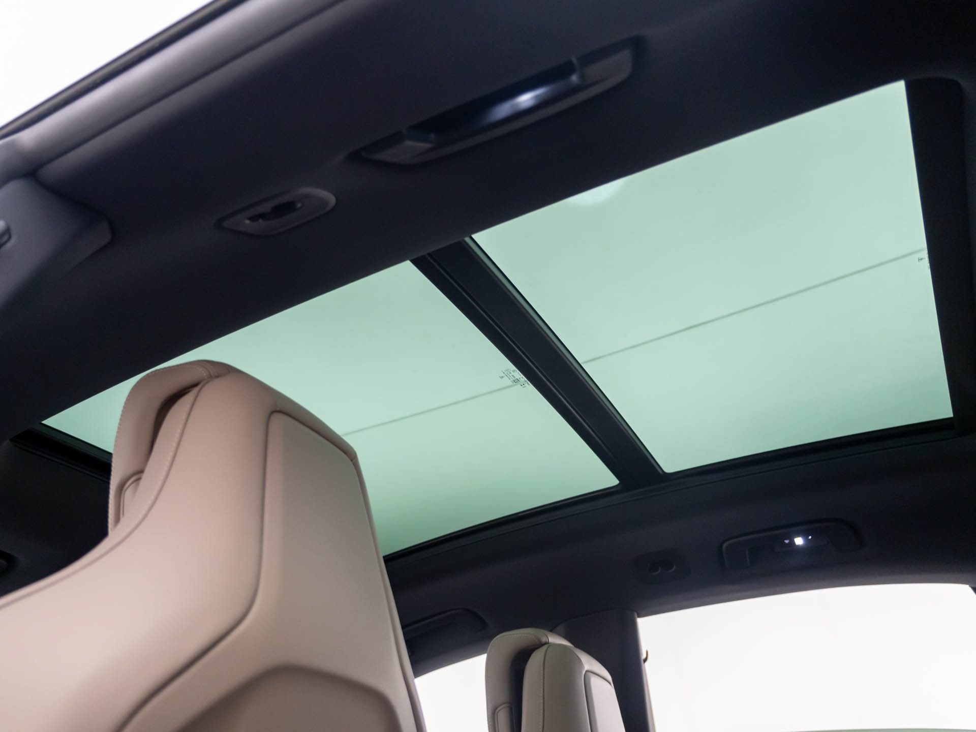 New 2026 Porsche Macan 4 Electric AWD/4WD image 18