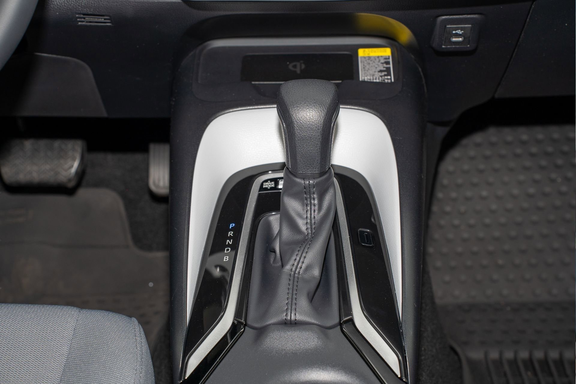 Used 2025 Toyota Corolla SE w/ SE Premium Package image 24