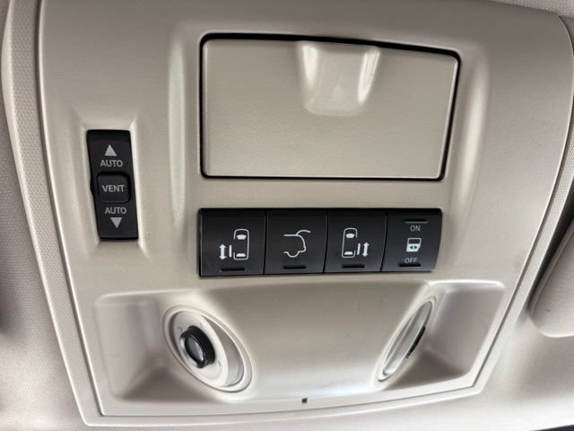 Used 2015 Chrysler Town & Country Limited Platinum FWD image 17