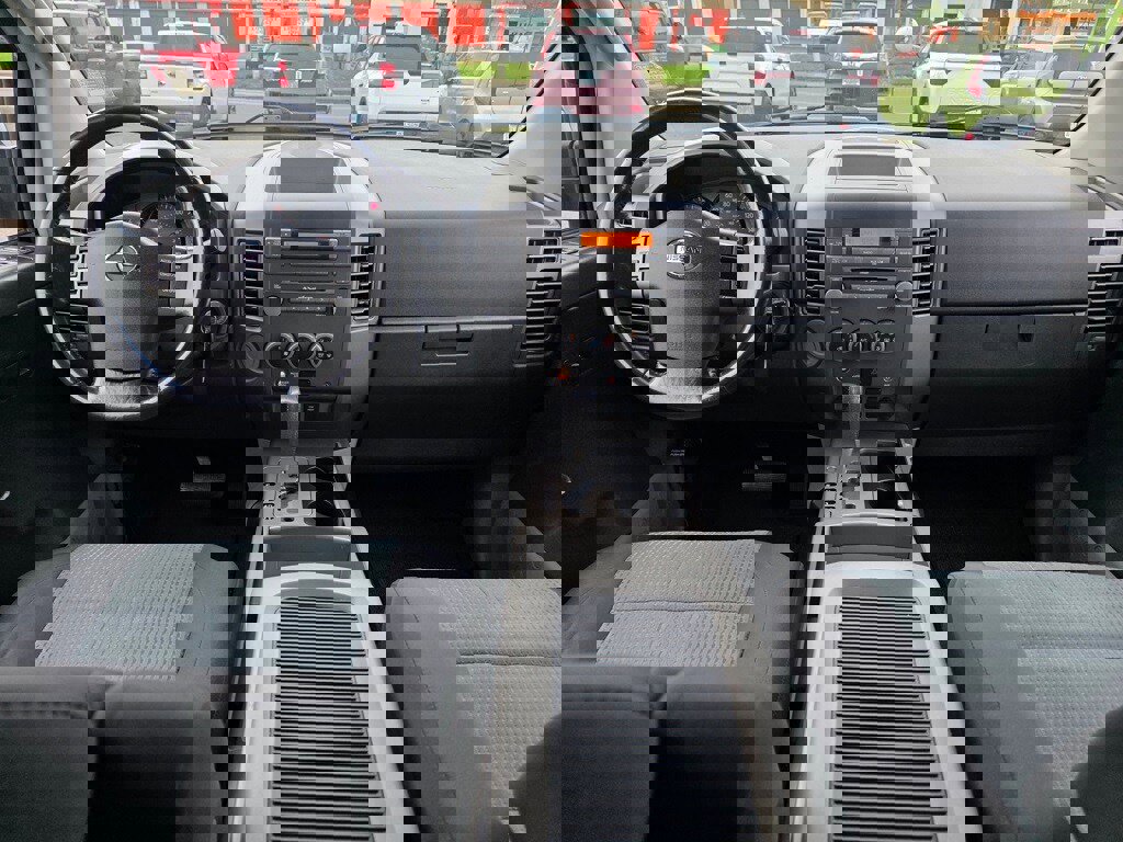 Used 2004 Nissan Titan SE image 8