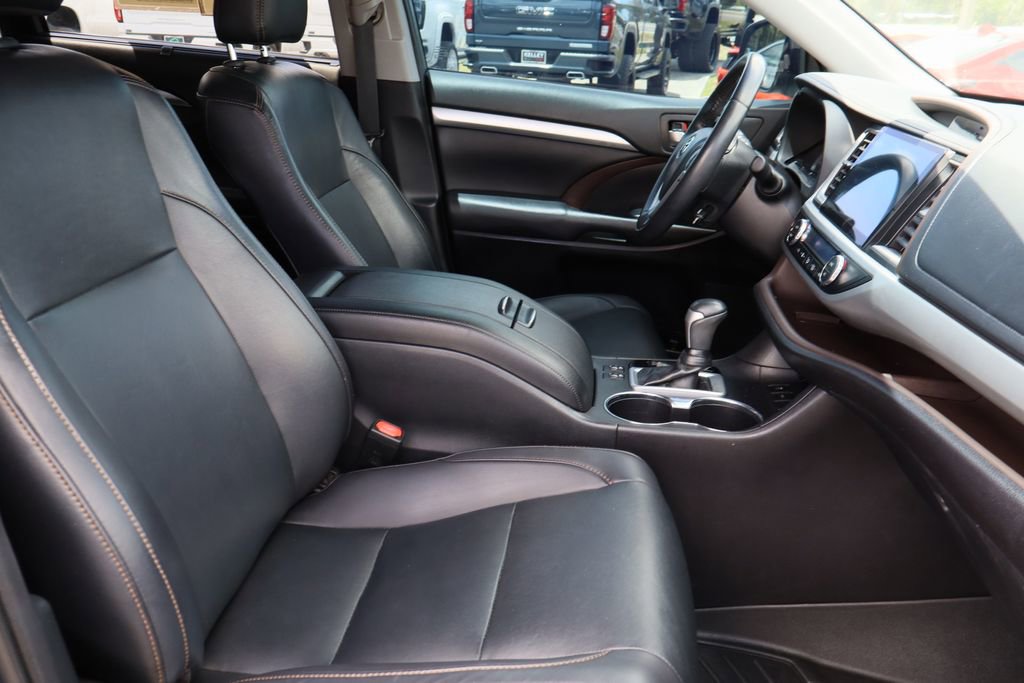 Used 2019 Toyota Highlander XLE FWD image 29