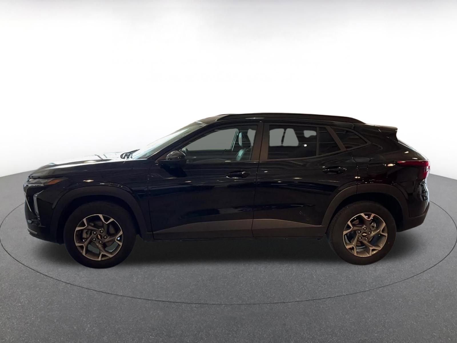 Used 2025 Chevrolet Trax LT w/ LT Convenience Package FWD image 9