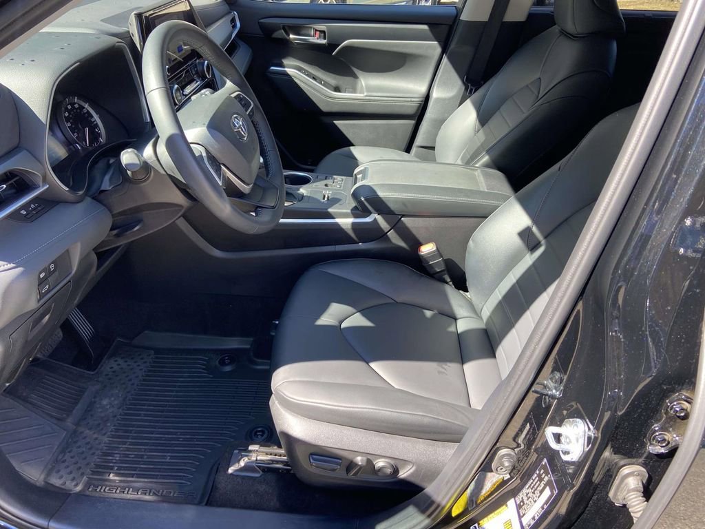 Used 2025 Toyota Highlander XLE image 18
