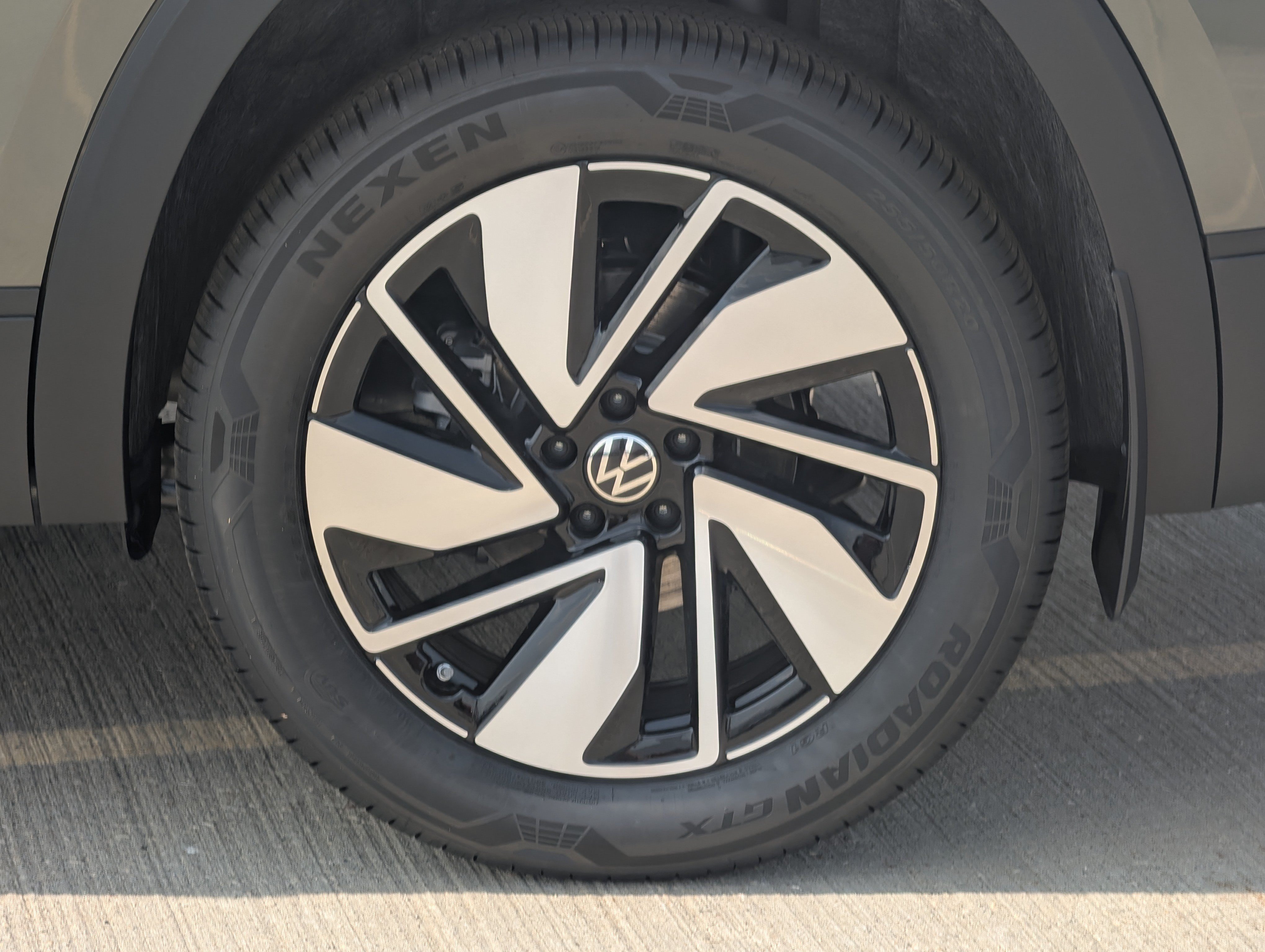 New 2026 Volkswagen Atlas SE FWD image 3
