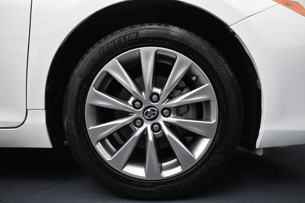 Used 2017 Toyota Camry XLE w/ Moonroof Package FWD image 5