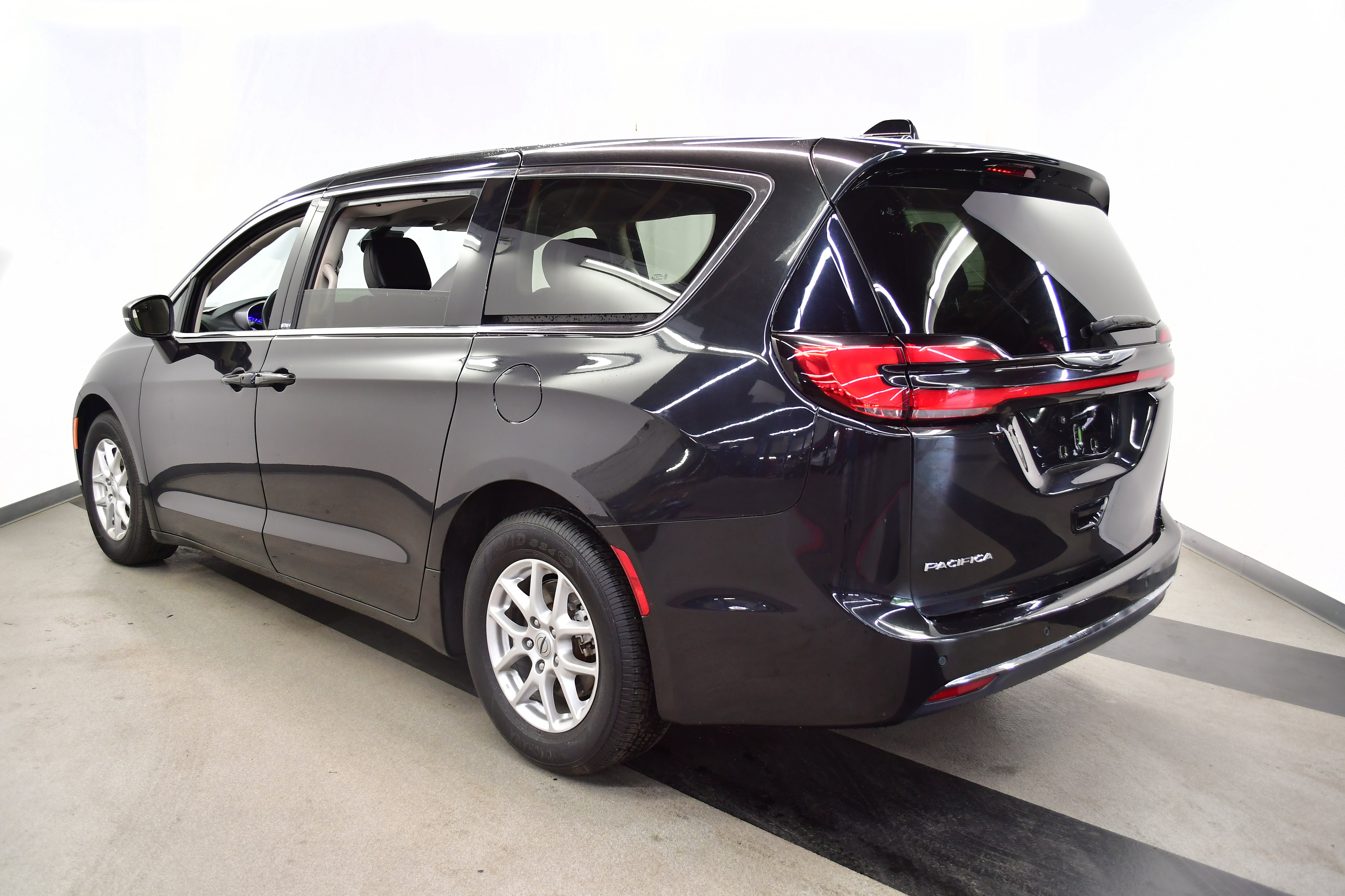 Used 2023 Chrysler Pacifica Touring-L FWD image 5