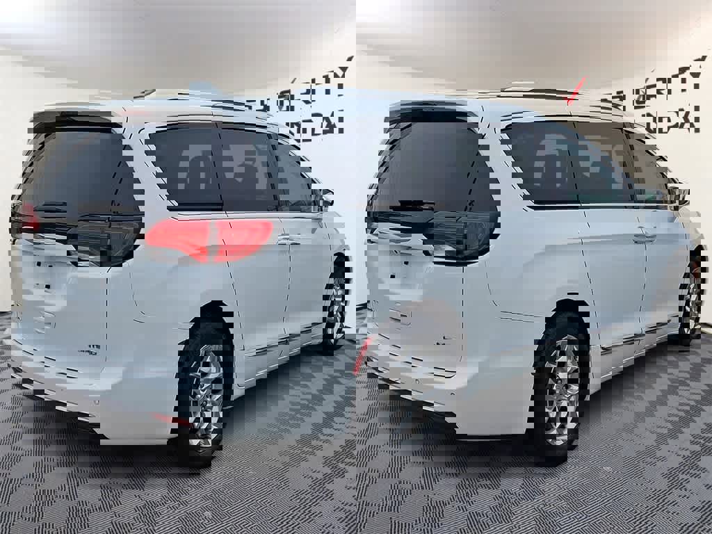 Used 2018 Chrysler Pacifica Limited image 4