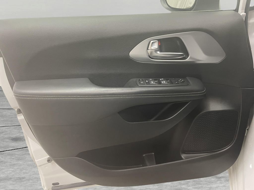 Used 2023 Chrysler Pacifica Touring image 17