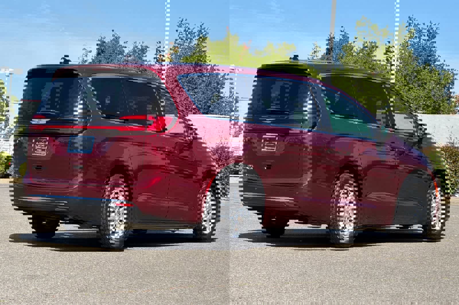 Used 2023 Chrysler Pacifica Touring-L image 2