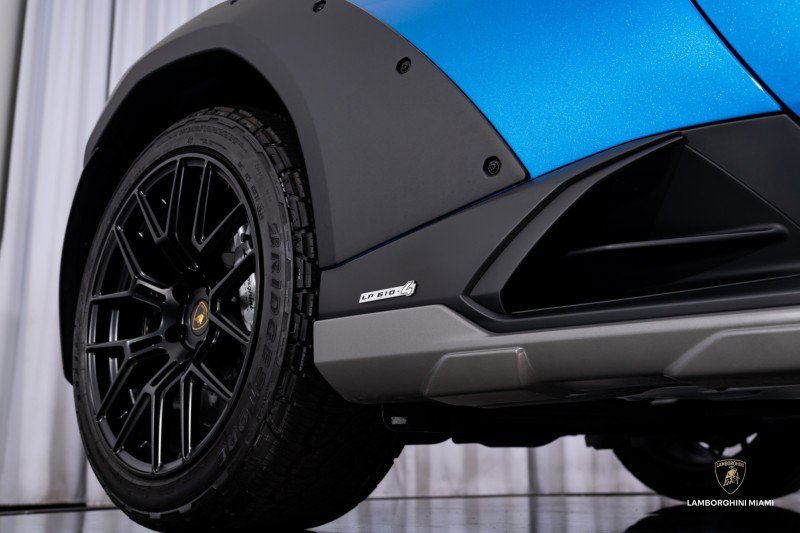 Used 2024 Lamborghini Huracan Sterrato image 3