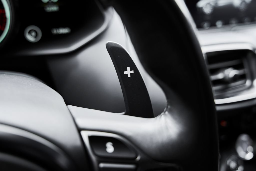 Used 2023 Aston Martin V8 Vantage Coupe RWD image 45