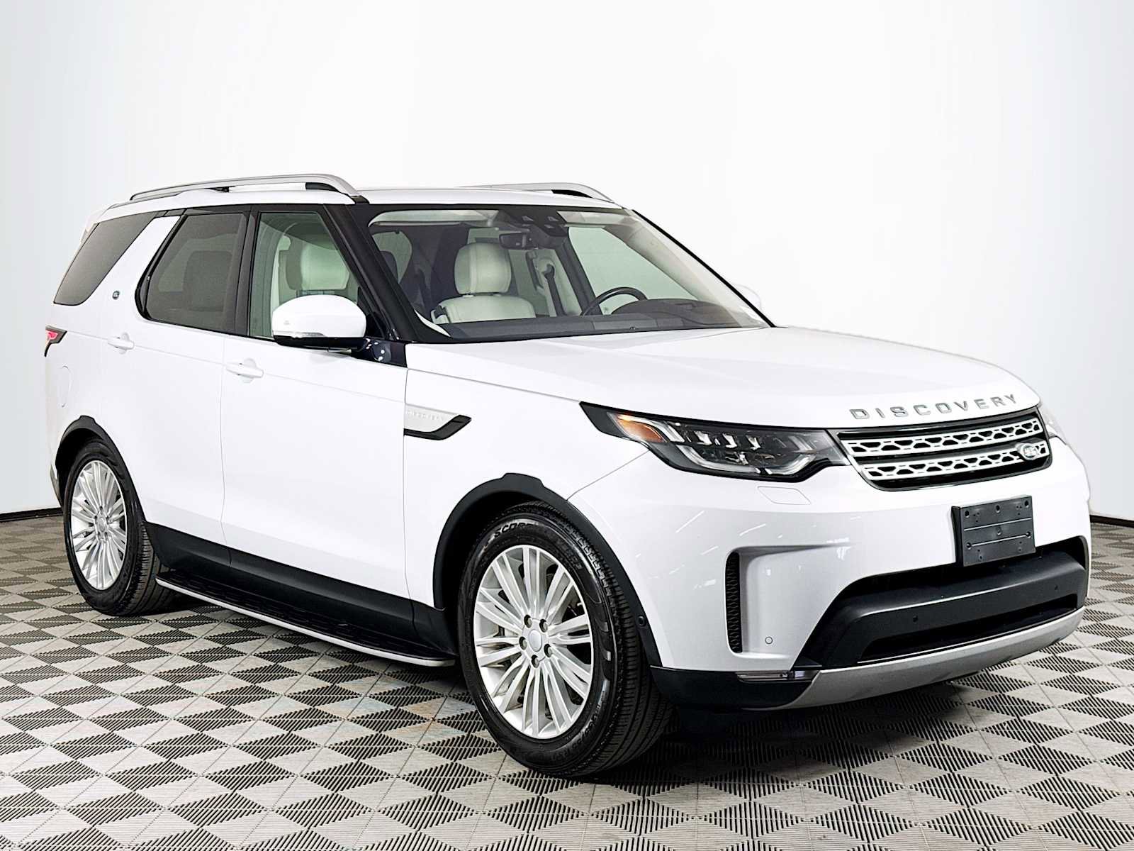 Used 2020 Land Rover Discovery HSE image 3