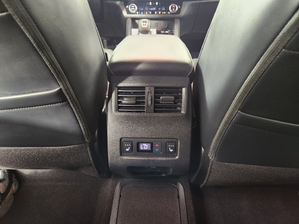 Used 2026 Nissan Rogue Platinum w/ Family Package AWD/4WD image 18
