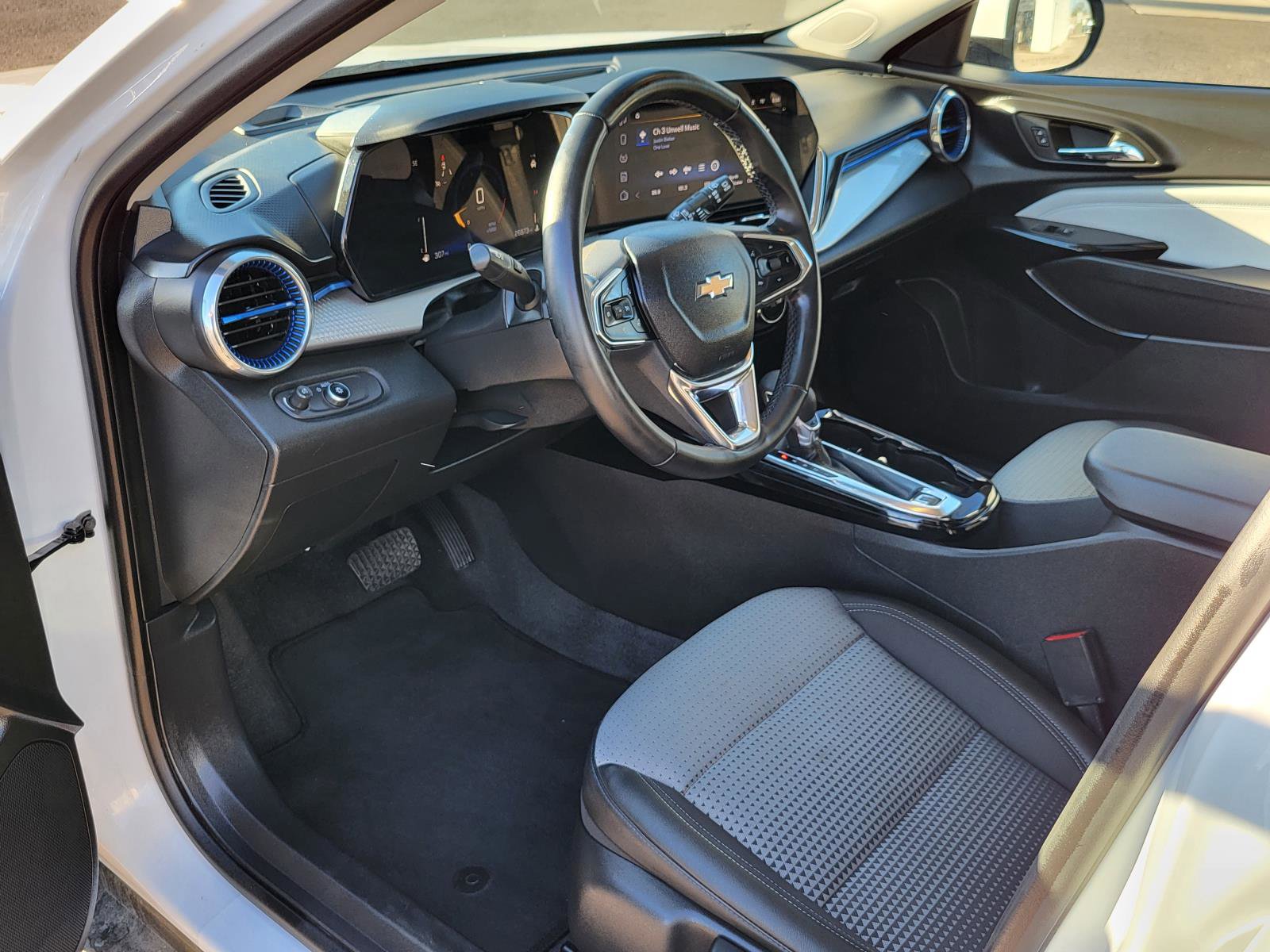 Used 2025 Chevrolet Trax LT w/ LT Convenience Package image 16