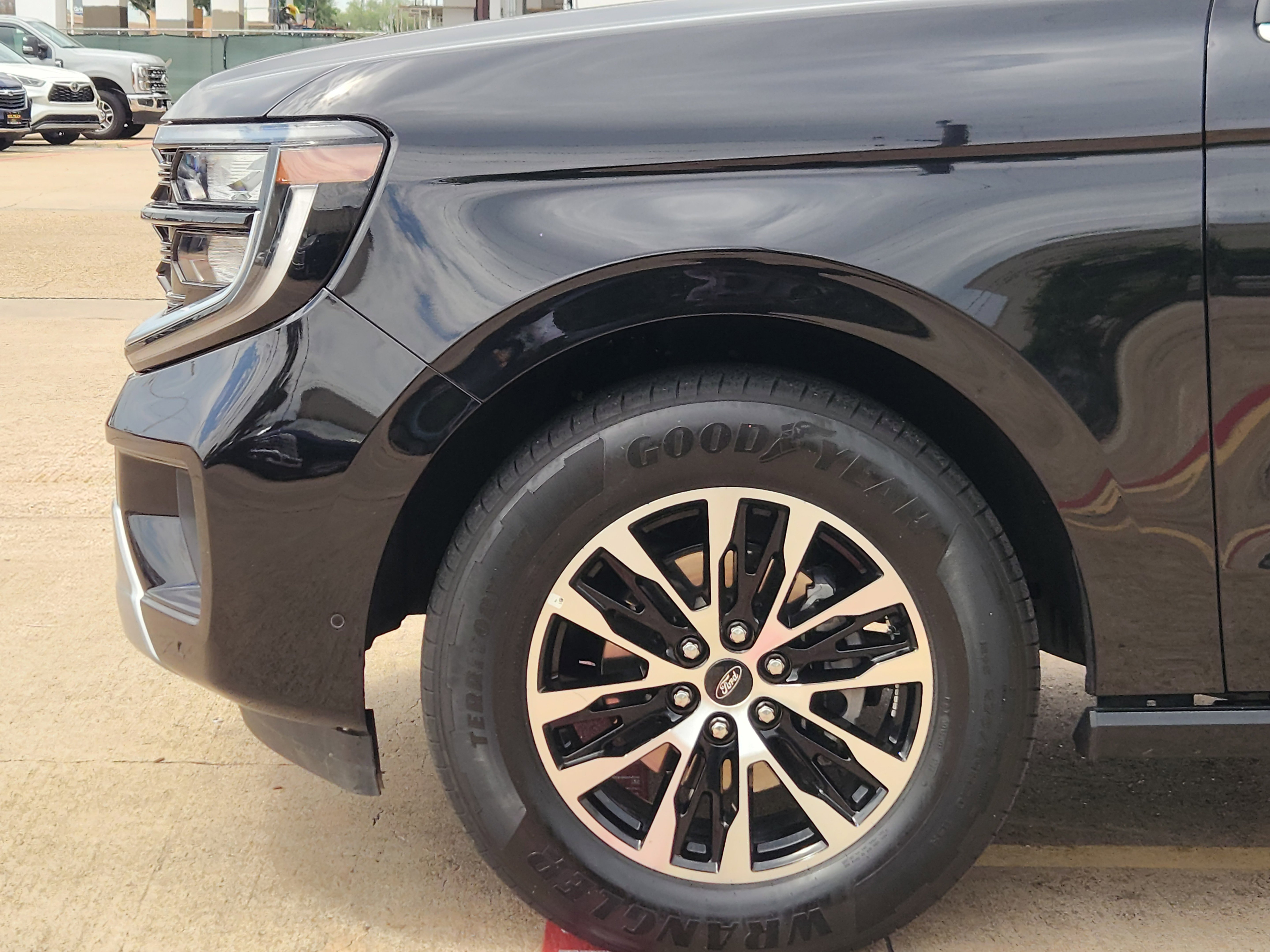 Certified 2025 Ford Expedition Platinum AWD/4WD image 5